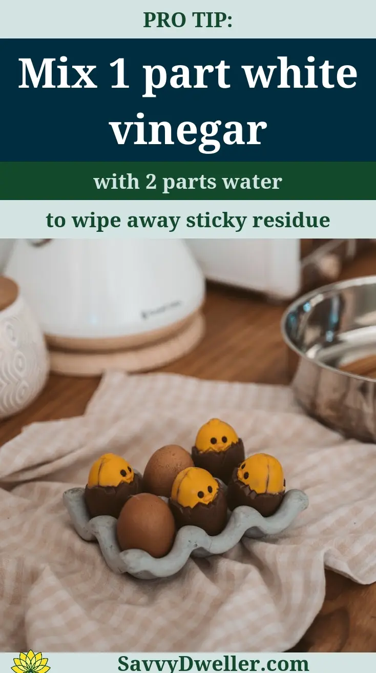 A tip for cleaning the crumb tray of a toaster using vinegar and water