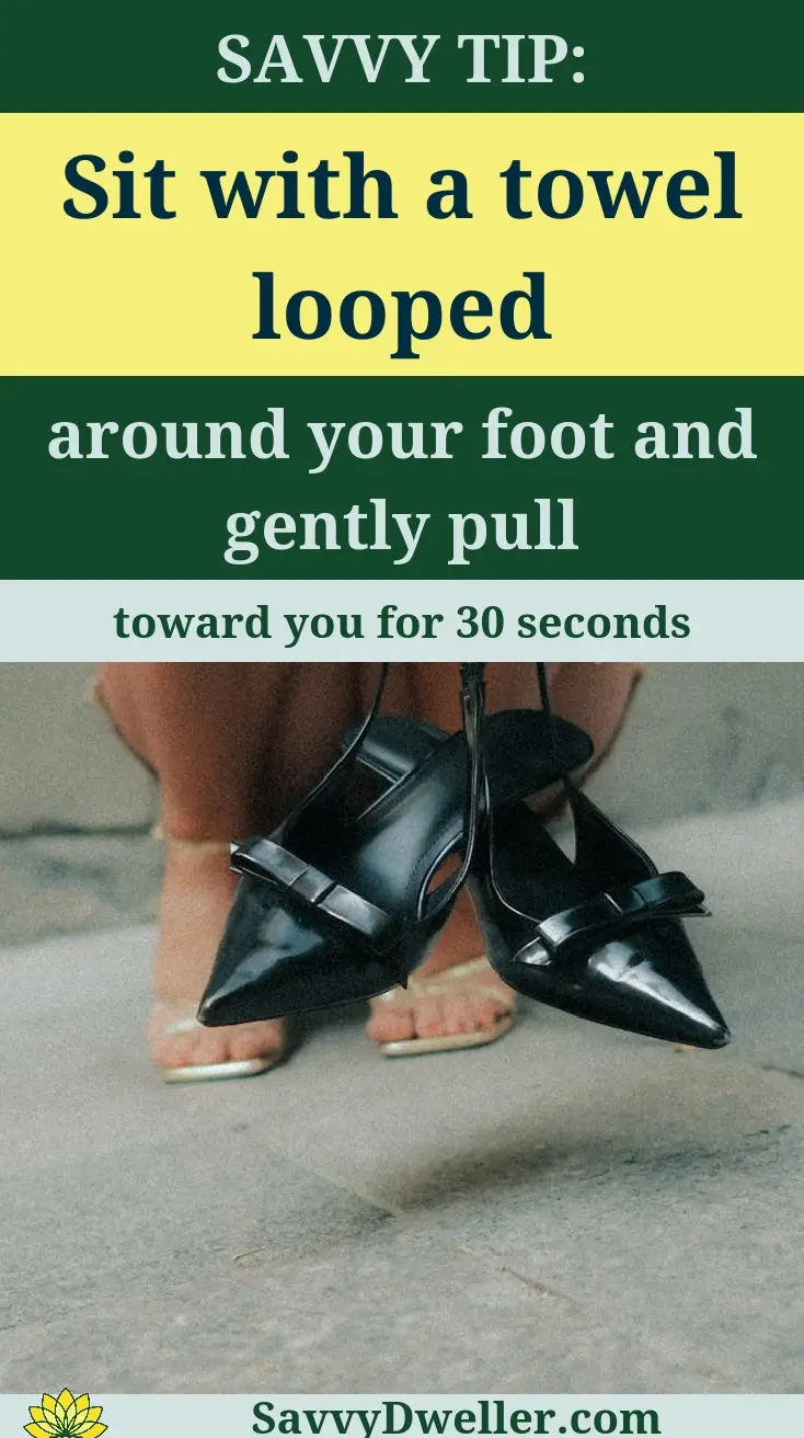 An illustrated tip for relieving plantar fasciitis pain by using a towel to stretch the foot.