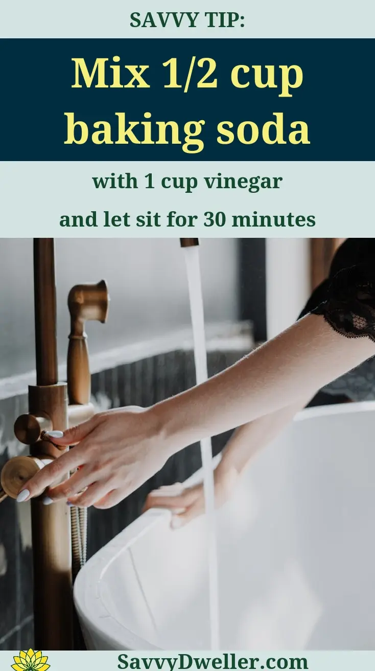 Mixing baking soda and vinegar to eliminate sewer gas smell in bathroom