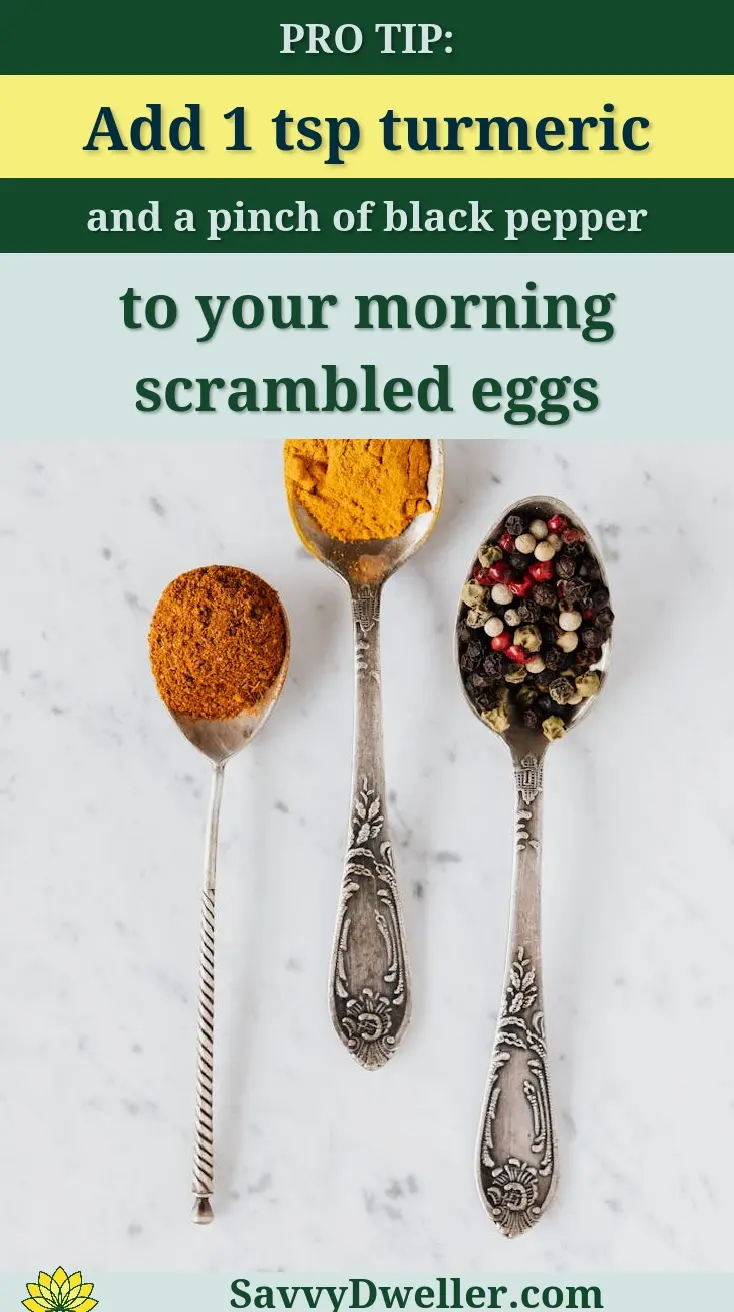 Spoons of turmeric and black pepper, key ingredients for fighting inflammation